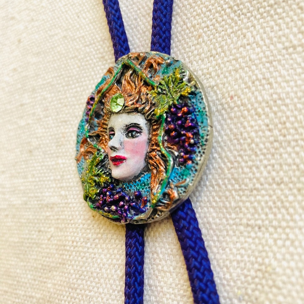 Vintage Signed Wanda Scruby Pewter Goddess Woman Face Bolo Necklace 17.5”